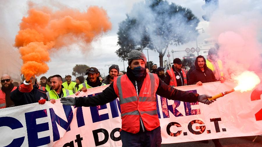 Manifestantes protestam contra reforma da Previdência em Paris, na França, em dia de greve geral - Clement Mahoudeau/AFP
