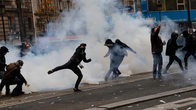 Após protestos, França oferece desisitr de aumentar a idade mínima para aposentadoria