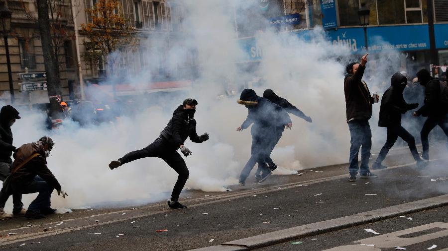 Manifestantes protestam contra reforma da Previdência em Paris, na França - Thomas SAMSON / AFP