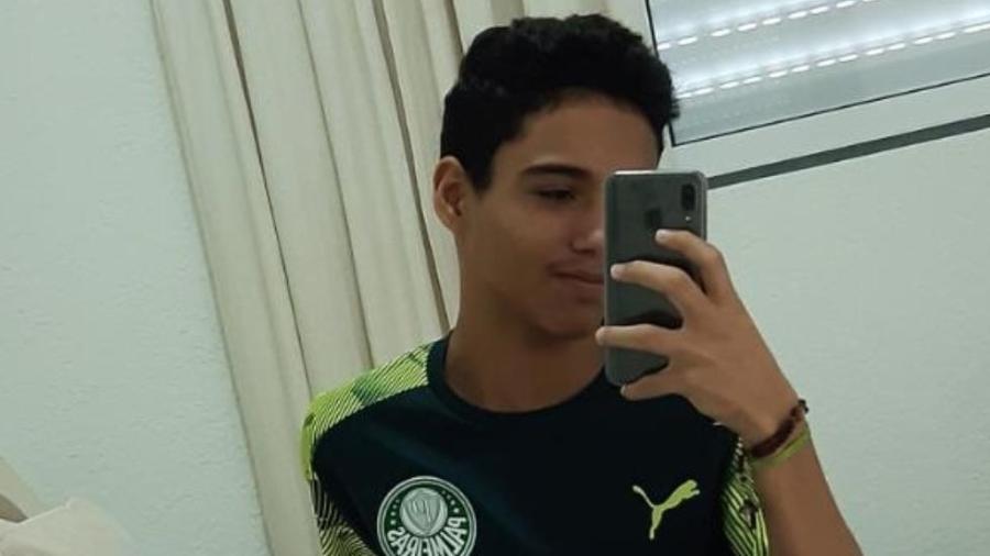 Gustavo tinha 16 anos e foi reconhecido pela camisa que dormia: um uniforme do Palmeiras - Arquivo pessoal