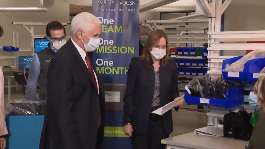 30.abr.2020 - O vice-presidente dos Estados Unidos, Mike Pence, durante visita à fábrica de respiradores da General Motors - Reprodução/MSNBC