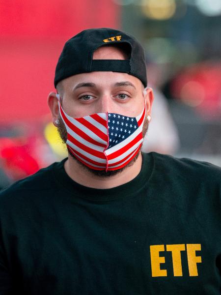 Homem usa máscara com as cores da bandeira dos Estados Unidos (EUA) durante pandemia do coronavírus - Alexi Rosenfeld/Getty Images