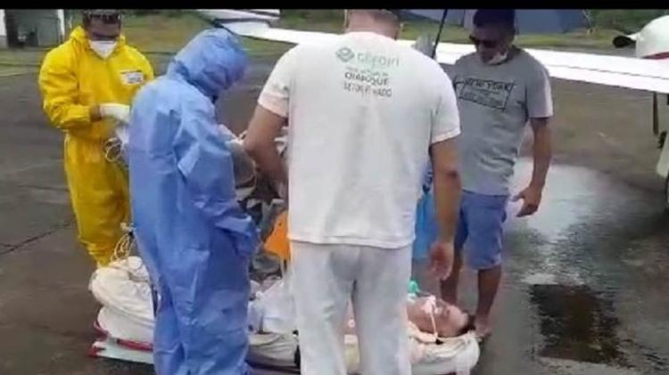 Depois de quase três horas sob o sol quente do Amapá, seu Evandro toma chuva no chão do aeroporto antes de embarcar no avião UTI - Arquivo Pessoal - Arquivo Pessoal