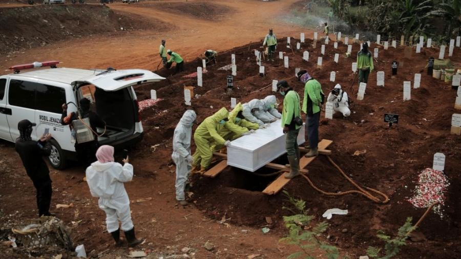 Enterro de vítimas da covid em Jacarta, na Indonésia - SOPA Images/SOPA Images/LightRocket via Gett