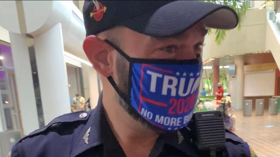 Policial Daniel Ubeda é visto vestindo máscara pró-Trump em local de votação em Miami - Reprodução/NBC