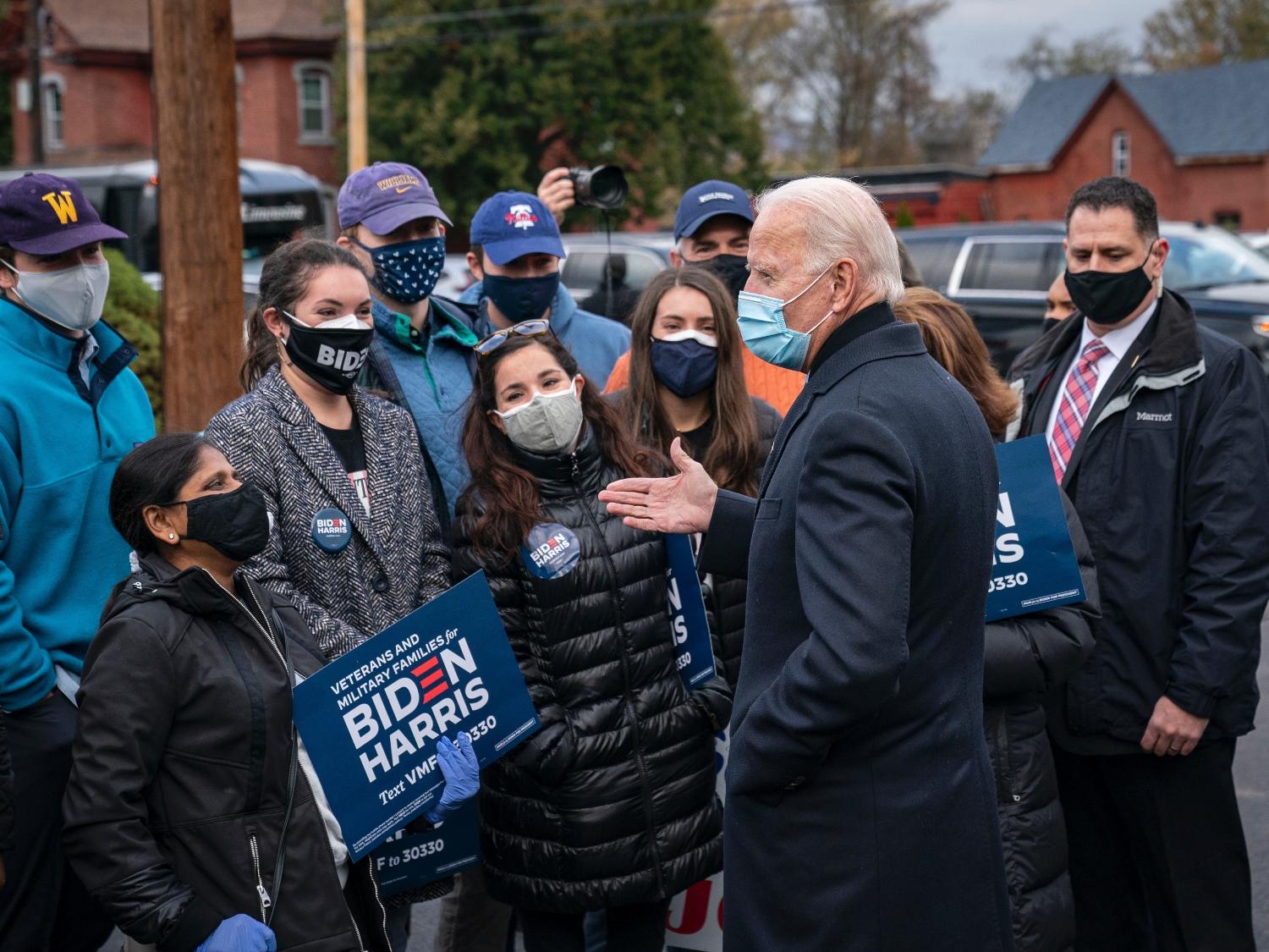 03 nov. 2020 - Joe Biden conversa com apoiadores após desembarcar em Scranton, Pensilvânia - Drew Angerer/Getty Images
