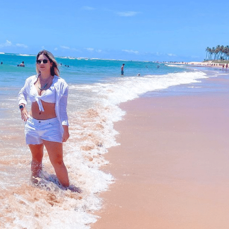 Marília Mendonça posa de barriga de fora em praia, comemora chegada de 2021 e recebe elogios de fãs - Reprodução