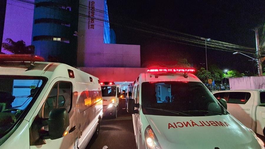 18.jan.2021 - Ambulâncias em frente ao hospital 28 de Agosto, no bairro de Adrianópolis, em Manaus - Carlos Madeiro/UOL