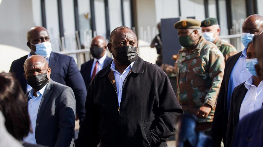 O presidente da África do Sul Cyril Ramaphosa visita um shopping que foi danificado após vários dias de saques, em Durban - Rogan Ward/Reuters