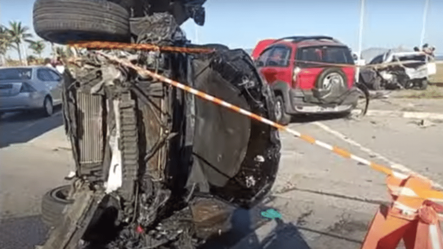 Motorista morre após carro atingir outros seis e capotar em São Vicente - Reprodução