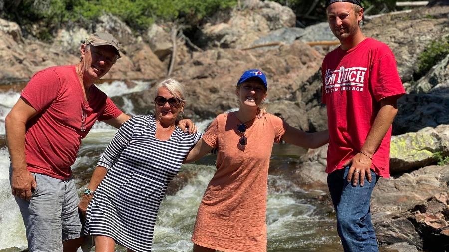 Jordan (de boné) estava pescando com o marido e o irmão, Jesse (de camiseta vermelha, à direita), no rio Chippewa, no Canadá, quando o celular caiu na água - Reprodução/Facebook/Jordan Miezlaiskis