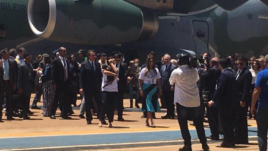 Michelle, com um cachorro no colo, posa ao lado do presidente Bolsonaro - Luciana Amaral/UOL