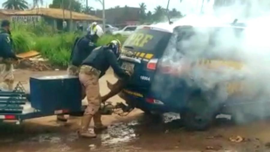 Policiais são investigados por trancar Genivaldo em viatura e sufocar o homem com gás lacrimogênio - Reprodução