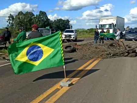 Bolsonaristas queimaram pneus na BR-290, no Rio Grande do Sul - Marcelo Pinto/Fotos Públicas