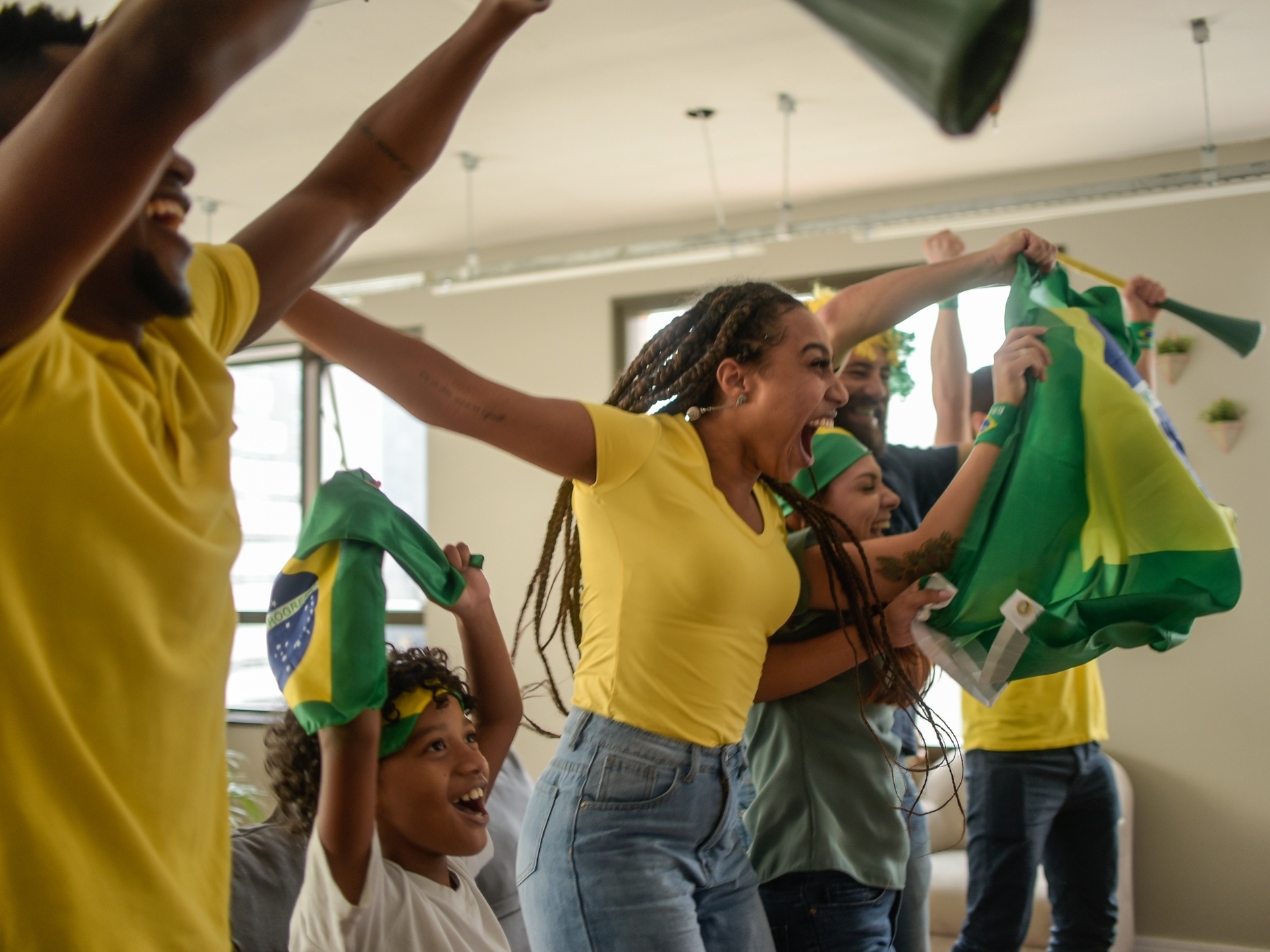 https://conteudo.imguol.com.br/c/noticias/4c/2022/11/11/torcedores-brasileiros-vestidos-de-amarelo-celebrando-gol-copa-do-mundo-1668182557785_v2_4x3.jpg