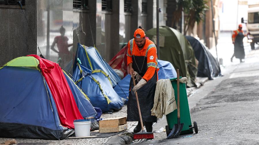 Funcionários da prefeitura fazem limpeza na rua Anchieta, no centro de São Paulo, que tem barracas de sem-teto - 10.fev.2023 - Danilo Verpa/Folhapress