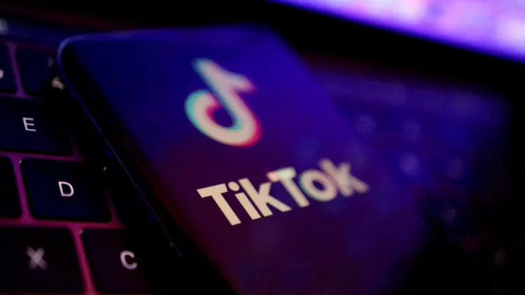 Logotipo do TikTok em tela de celular com teclado em segundo plano - Dado Ruvic/Reuters - Dado Ruvic/Reuters
