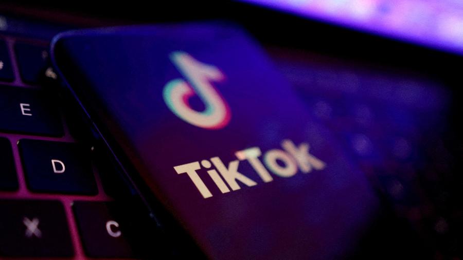 Logotipo do TikTok em tela de celular com teclado em segundo plano - Dado Ruvic/Reuters