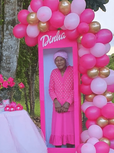 Idosa celebra aniversário com roupa e decoração da Barbie em