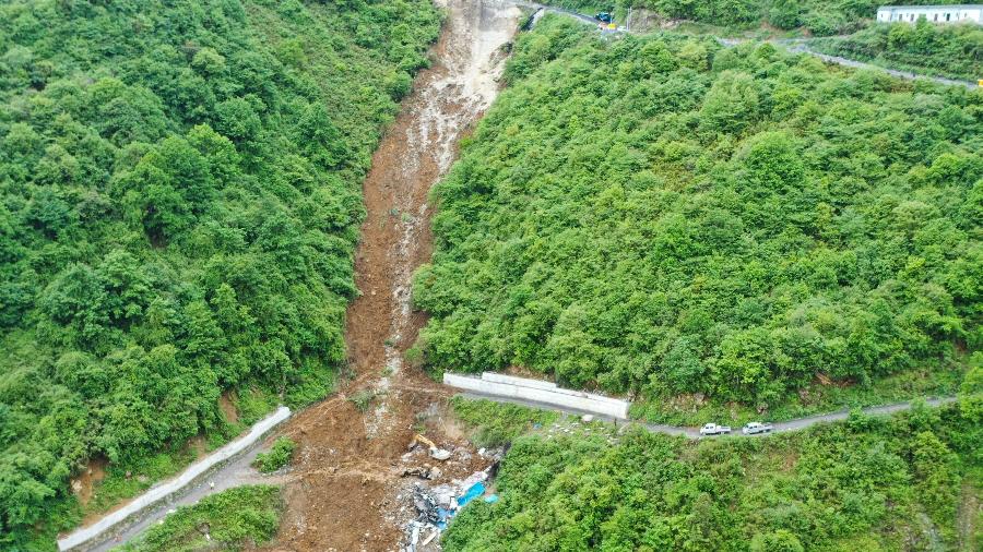 Desabamento de terra em uma montanha no município de Yongsheng, na cidade de Leshan, província de Sichuan, no sudoeste da China - Xinhua