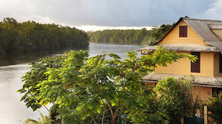 Rio Oyak, na Guiana Francesa; país faz fronteira com o Brasil no estado do Amapá