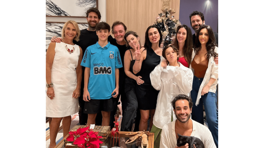Foto de uma festa de Natal antecipada em família circulou nas redes sociais 