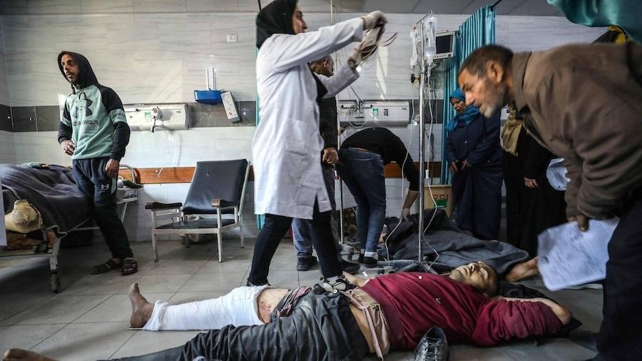 Palestinos recebem atendimento no hospital Kamal Edwan, em Beit Lahia, na Cidade de Gaza, após serem feridos
