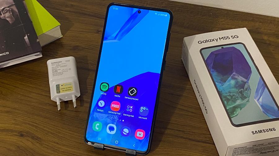 O recém-lançado Galaxy M55 é uma 'alternativa' da linha de celulares intermediários da Samsung