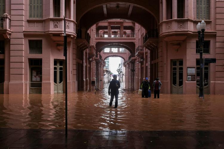 Casa de Cultura Mário Quintana alagada em Porto Alegre, Rio Grande do Sul, após enchentes