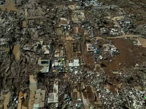 Enchente varre cidade gaúcha; imagens aéreas mostram rastro de destruição 