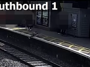Criança de 3 anos cai nos trilhos e é salva segundos antes do trem chegar