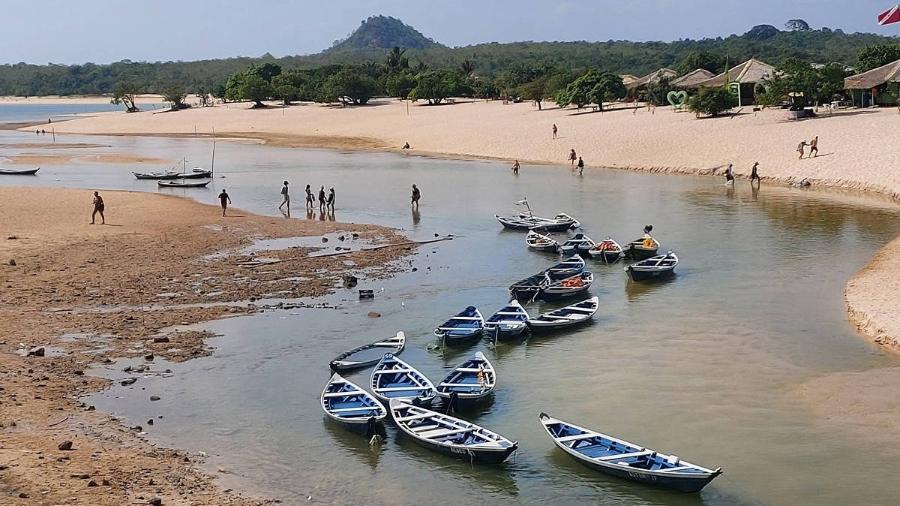 Alter: turistas conseguem caminhar por trecho que antes era feito em canoas - Manoel Cardoso/Folhapress