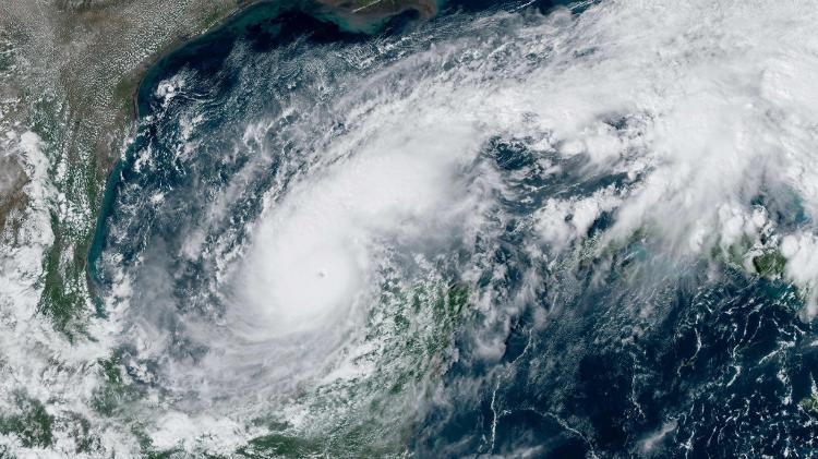 Imagem de satélite mostra avanço do furacão Milton sobre o Golfo do México em 7 de outubro de 2024