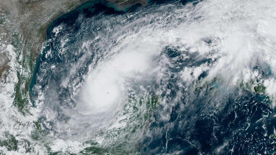 Imagem de satélite mostra avanço do furacão Milton sobre o Golfo do México em 7 de outubro de 2024 - Divulgação/NOAA via AFP