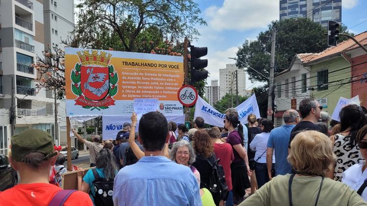 Moradores protestam contra derrubada das árvores para construção de túnel