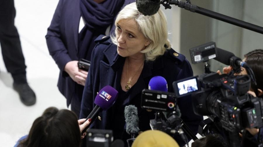 A deputada francesa de extrema direita do Rassemblement National, Marine Le Pen, fala com a imprensa durante julgamento por suposto desvio de fundos públicos europeus, em 13 de novembro de 2024