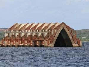 Igreja de cidade submersa em PE sofre desgaste e moradores pedem restauro