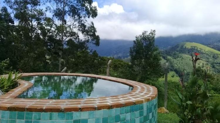Casa de campo em São Francisco Xavier tem pequena piscina com quatro pontos de hidromassagem 