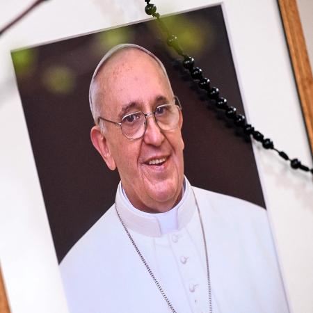 Foto do Papa Francisco é exibida na Catedral de Frankfurt, perto da Praça Roemer, no centro de Frankfurt, em 21 de abril de 2025. Foto do Papa Francisco é exibida na Catedral de Frankfurt, perto da Praça Roemer, no centro de Frankfurt, em 21 de abril de 2025.