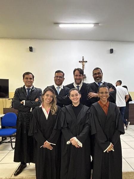 Camila, a primeira à esquerda na imagem, com o grupo de defesa que atuou no caso de sua mãe Camila, a primeira à esquerda na imagem, com o grupo de defesa que atuou no caso de sua mãe