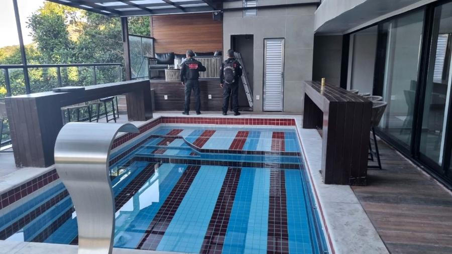 Piscina com água aquecida onde mora o líder do CV no Ceará, na comunidade da Rocinha (RJ) Piscina com água aquecida onde mora o líder do CV no Ceará, na comunidade da Rocinha (RJ)