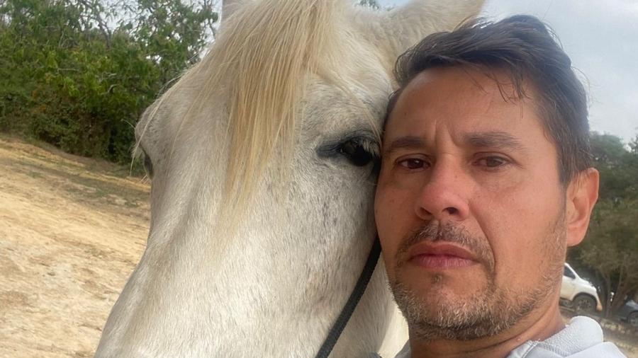O tutor Fabio Duarte e seu cavalo Diamante, no dia em que soube que o animal não sobreviveria - Arquivo Pessoal