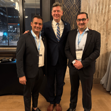 Andrei Gonçalves (MDB), prefeito de Juazeiro (BA), David Holt, prefeito de Oklahoma City e presidente da associação de prefeitos norte-americana, e Anderson Farias (PSD), prefeito de São José dos Campos (SP)