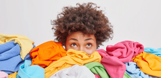 Como desamassar roupas em minutos? 2 dicas sem precisar de ferro de passar