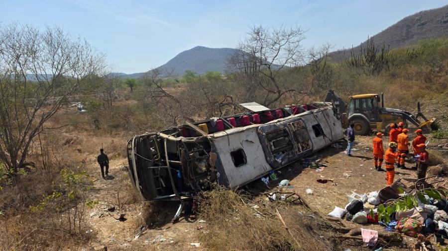 Acidente com ônibus de romeiros deixa ao menos 15 mortos em Alagoas