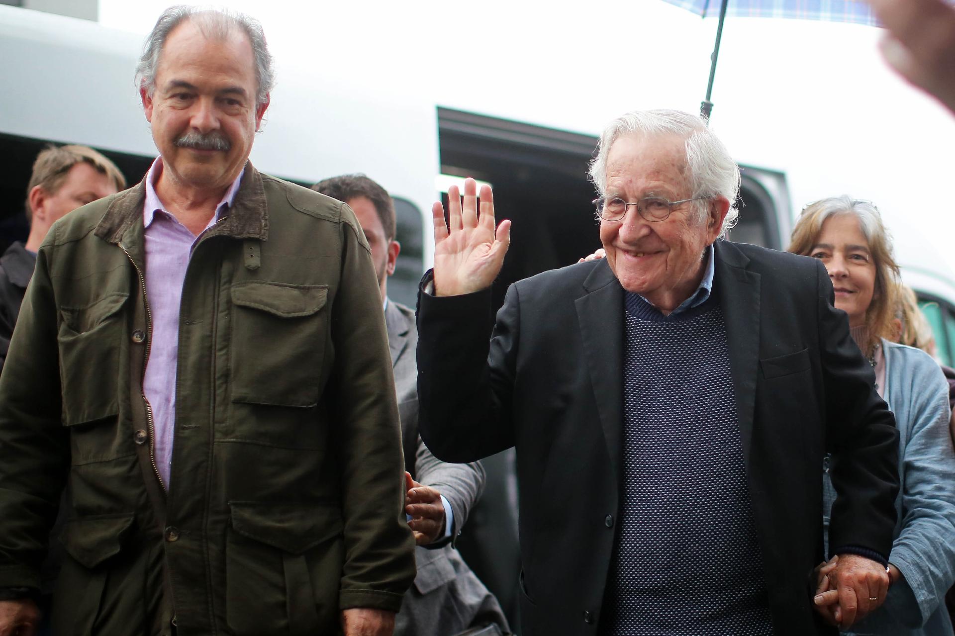 Aloizio Mercadante e Noam Chomsky chegam a coletiva após visita ao ex-presidente Luiz Inácio Lula da Silva, em Curitiba, em setembro de 2018 - undefined