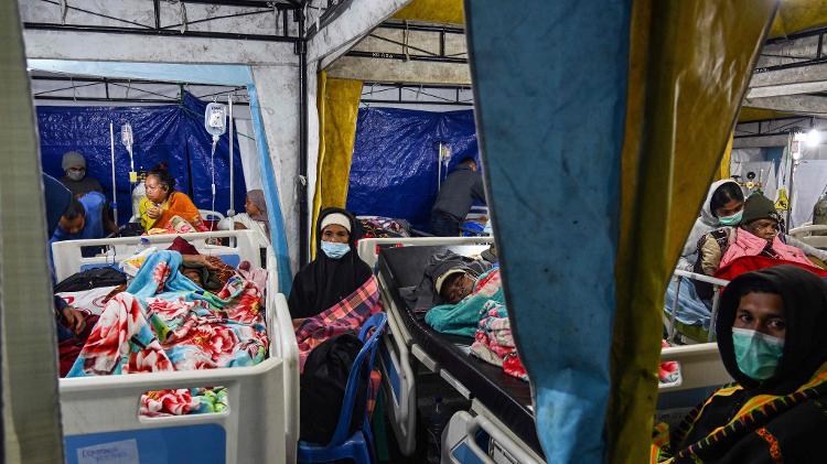 15.ago.2026 - Vítimas de um terremoto recebem atendimento em uma tenda médica improvisada em frente ao hospital de Ruteng, na Indonésia