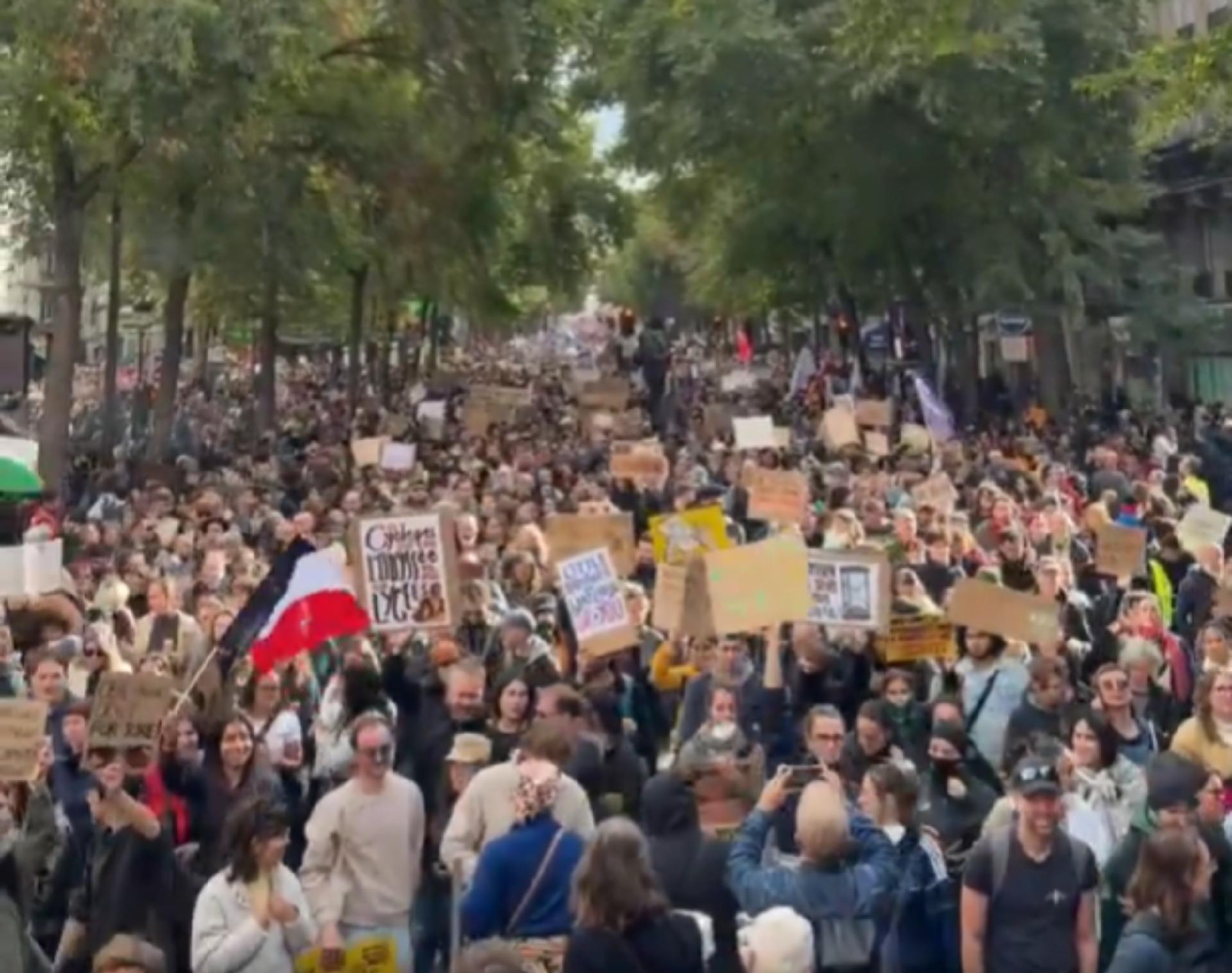 Multidão toma as ruas de Paris em dia de protesto - undefined
