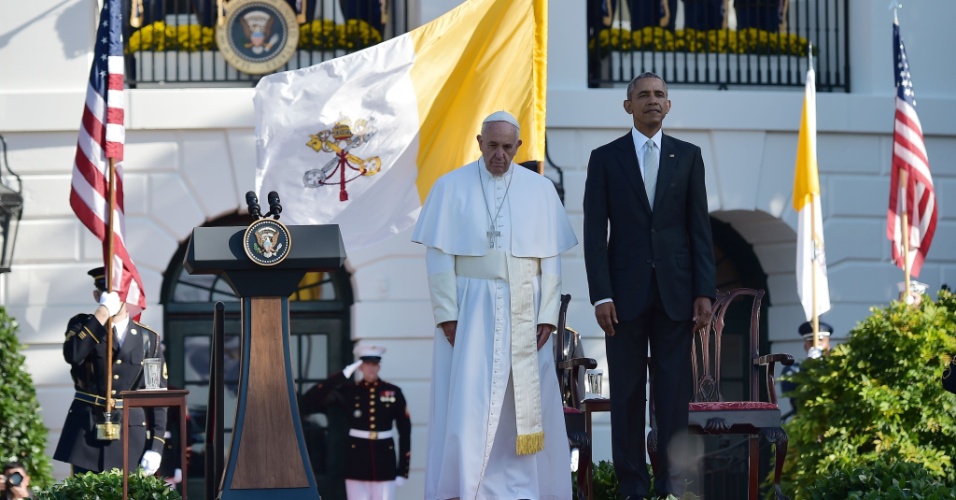 23.set.2015 - Papa Francisco chega à Casa Branca, em Washington, onde é recebido pelo presidente dos Estados Unidos, Barack Obama, e pela primeira-dama Michelle Obama, em sua primeira visita como papa ao país