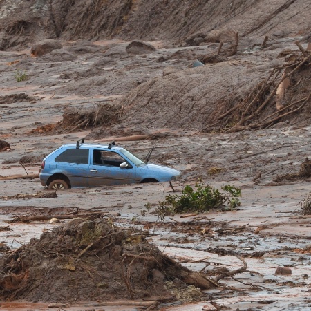9.nov.2015 - Carro fica embaixo da lama após o rompimento de duas barragens da mineradora Samarco, em Bento Rodrigues, distrito de Mariana (MG) - Antonio Cruz/Agência Brasil